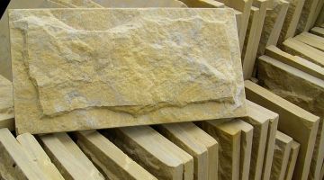 Cegły z piaskowca surowo łupane